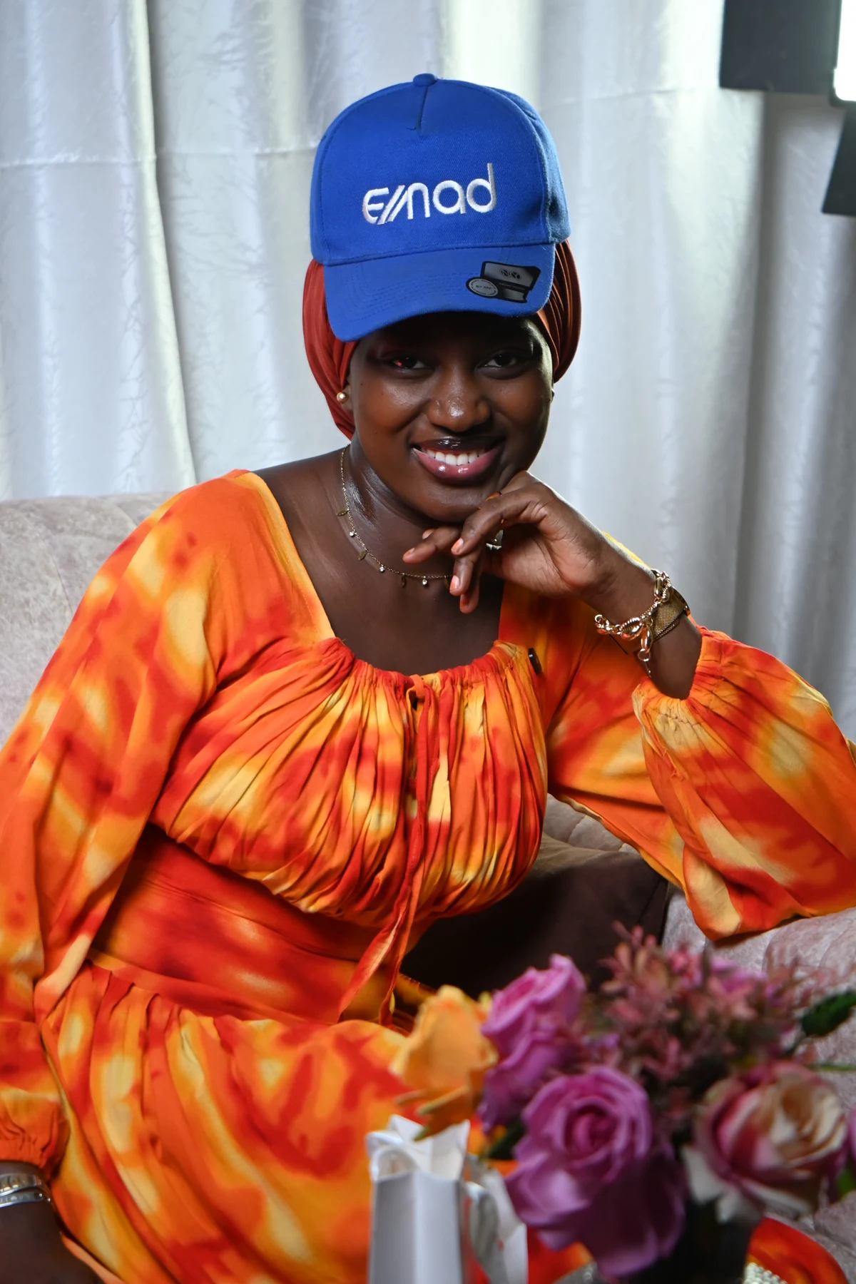 Une femme portant la casquette bleue EMAD